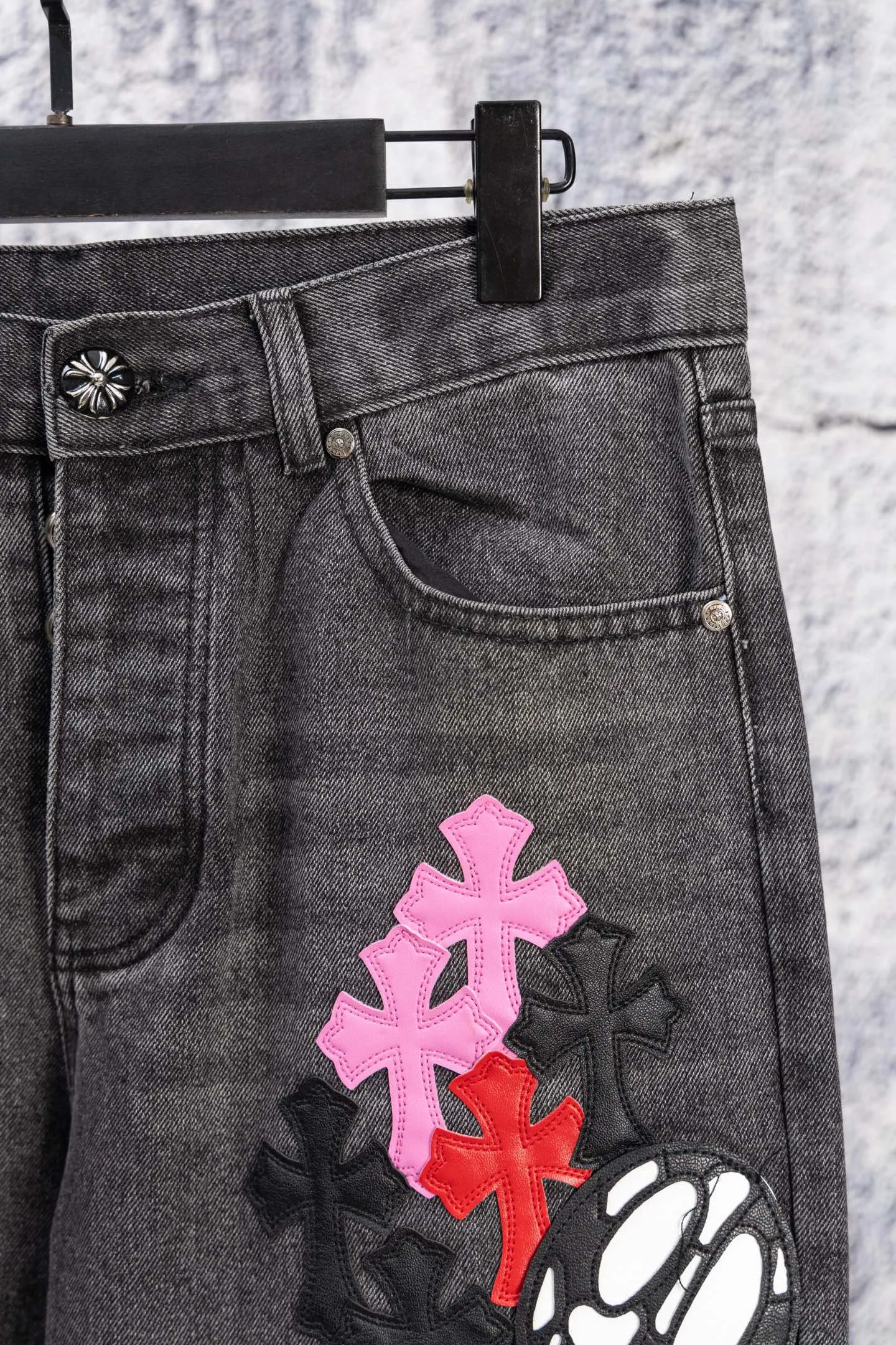 P290 Chromehearts CH Limited Edition Grimace Ox King Colorful Cross Patched Leather Cow King Jeans Cool brother and sister’s favorite pair, Grimace Cross Patch Leather Jeans. It can be said to be the real Ox King, ultra-limited and rare. The counter price is 34W level, patchwork cross pattern embellishment, washed jeans! ! An absolutely high-end luxury product, a 1.9W-level god-level single product, a super popular product, made by top heavy industry, a magic weapon that cannot be missed! [About Zangyin] This is an extremely luxurious fashion brand that can also be called the aristocracy of the high street. It has always been an exclusive brand for some hipsters or rich second generations. Compared with ordinary high streets, it is more luxurious and noble. Compared with luxury brands, it is more fashionable and individual. It has always been a brand that I have a special liking for. [Top heavy industry fashion design] Consistently high-street luxury style. Speaking of this style, the Zangyin family and GU family are definitely the leading representative brands. Especially the Zangyin family has really achieved a state-of-the-art effect in creating high-street style. The unique washed material is used to create this style. The color system is already quite eye-catching. After it is decorated with patchwork cross flowers, it cleverly highlights the charm of the brand. Secondly, this style uses classic The high-waist cutting design highlights the long legs and fashionable temperament of the upper body. The brand is highly recognizable and the slim fit configuration is more suitable for daily wear. It is a product that interprets personality, fashion, and specifications at a glance. This single product is enough to make any fan excited. It can be a white T-shirt for a youthful college style, or a tight suspender for a royal style. It has strong matching ability and can be easily controlled by men.  [Materials and craftsmanship] Needless to say, this point goes without saying. As an excellent craftsman brand, Zangyin’s requirements for details and craftsmanship are really perfect. The washed color of this model has gone through so many processes, not to mention the embellishment of denim appliques. It is also purely hand-made and sewn. Just like what they believe in, only hand-made things have soul and have the meaning of wear. A top-notch heavy-duty fashionable denim item, I look forward to your perfect interpretation! !  Color: Picture color Size: 28-36